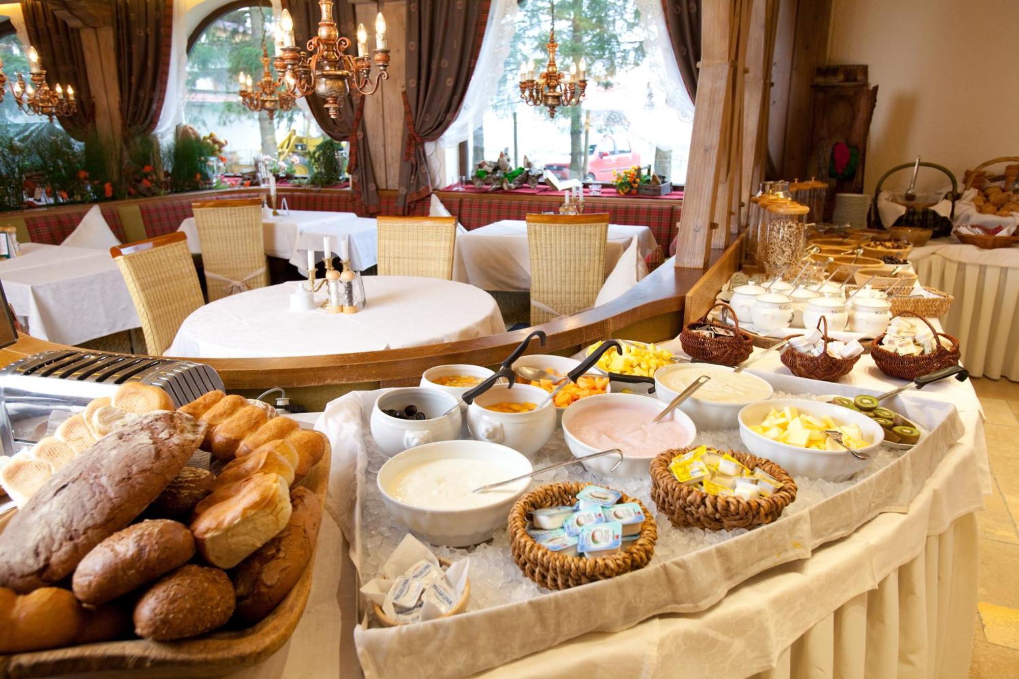 Das Traditionshotel Schwarzer Adler Tannheim Buitenkant foto