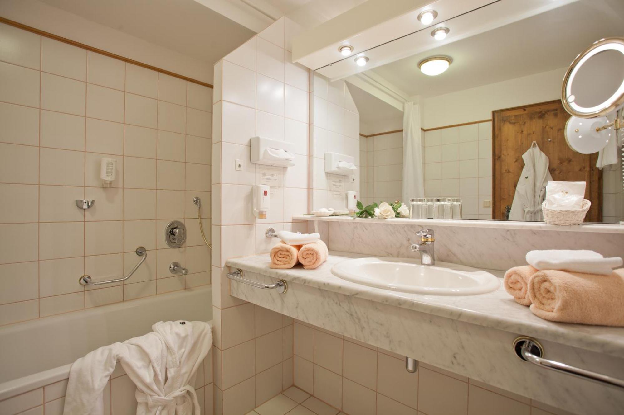 Das Traditionshotel Schwarzer Adler Tannheim Buitenkant foto