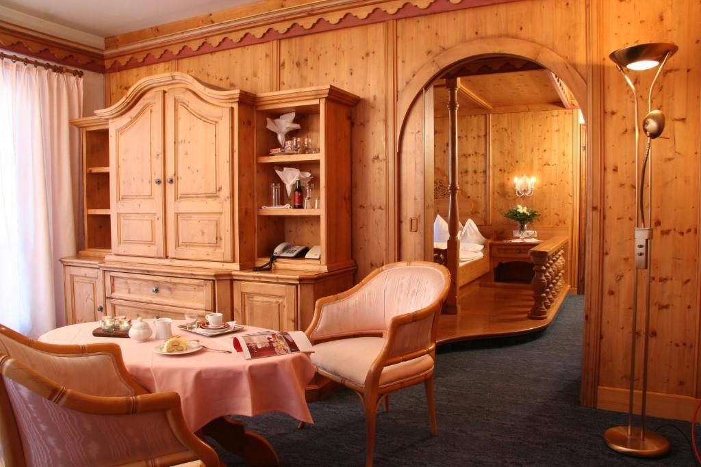 Das Traditionshotel Schwarzer Adler Tannheim Kamer foto