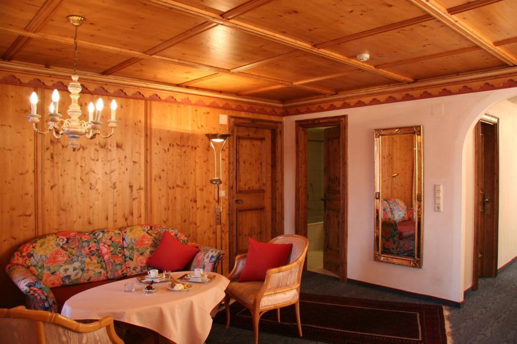 Das Traditionshotel Schwarzer Adler Tannheim Kamer foto