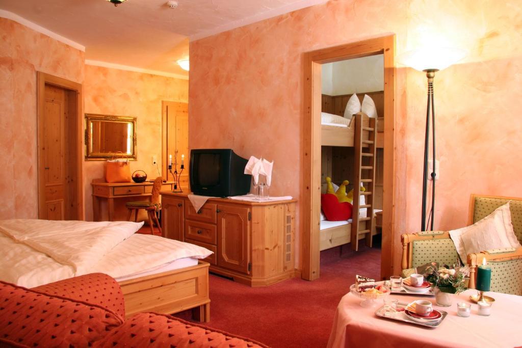 Das Traditionshotel Schwarzer Adler Tannheim Kamer foto