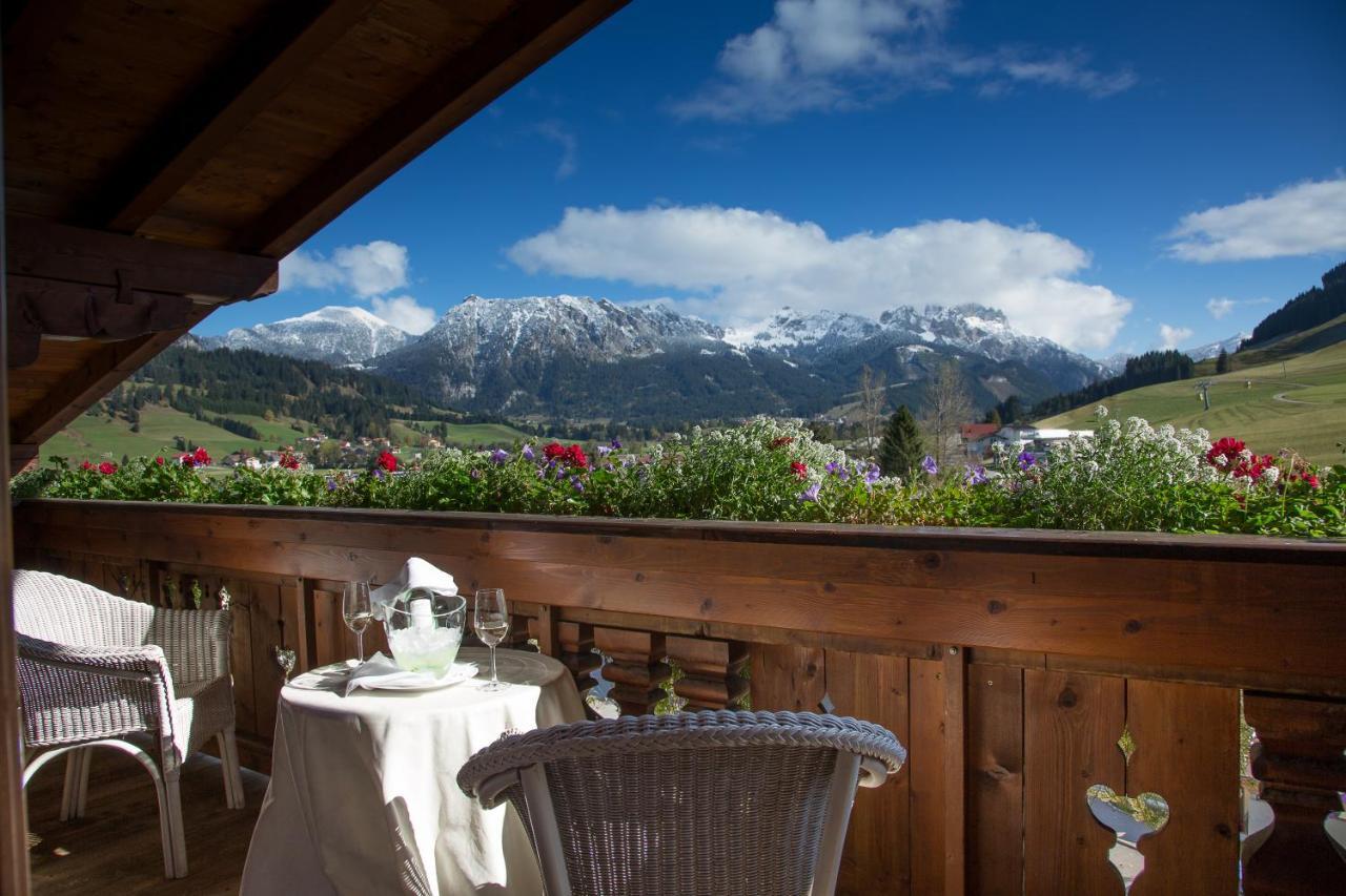 Das Traditionshotel Schwarzer Adler Tannheim Buitenkant foto