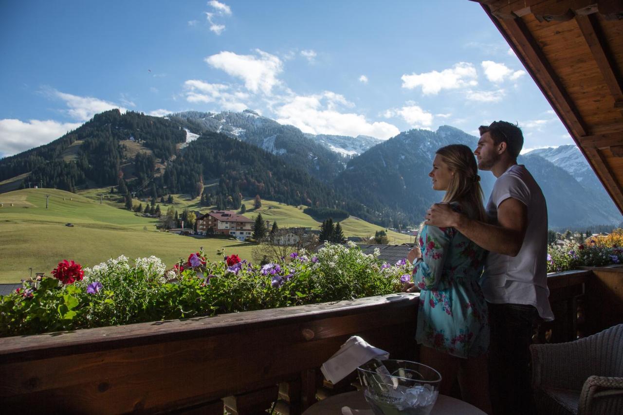 Das Traditionshotel Schwarzer Adler Tannheim Buitenkant foto
